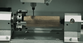 Holzteil auf kompakter CNC-Fräse präzise bearbeitet