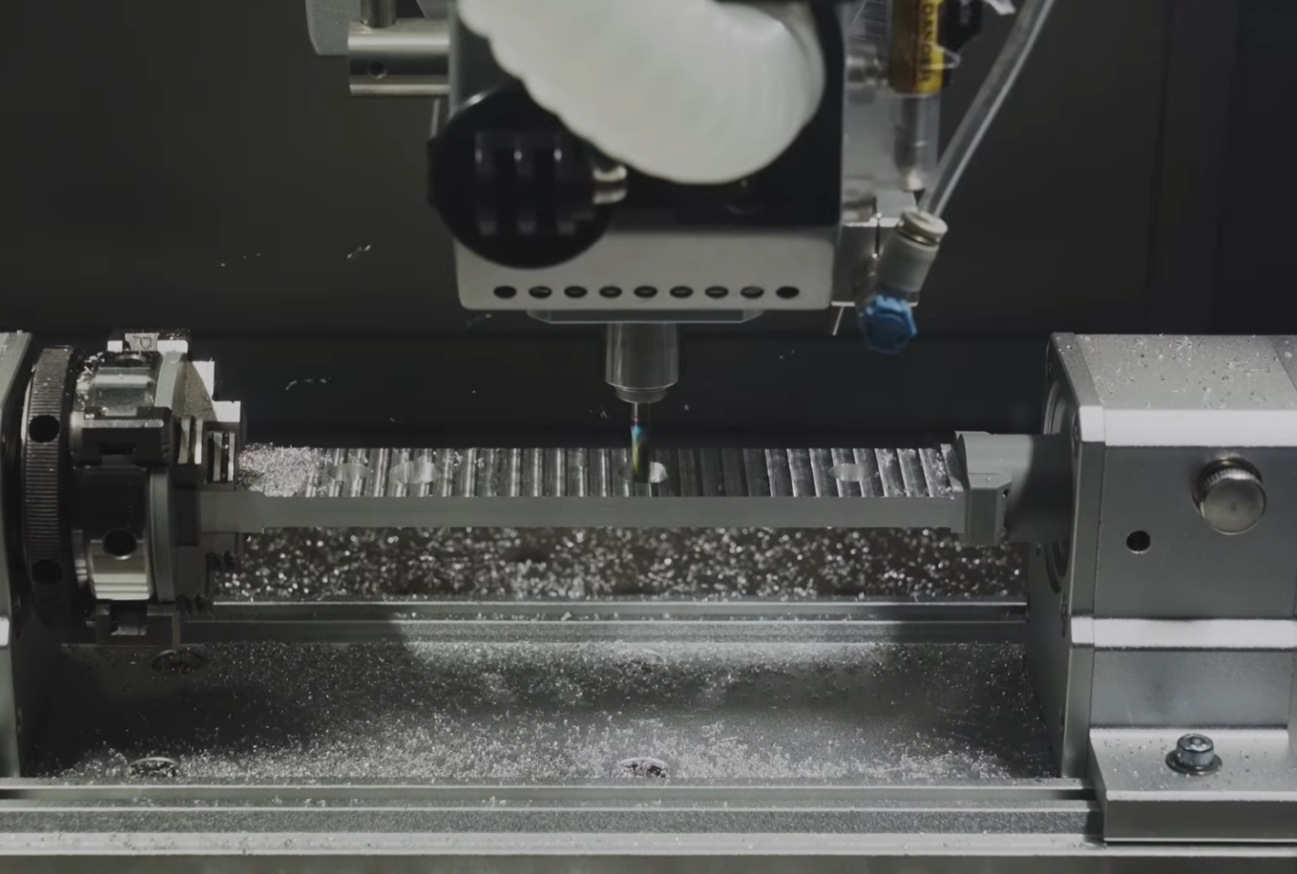 CNC-Fräse bei der Bearbeitung eines Werkstücks