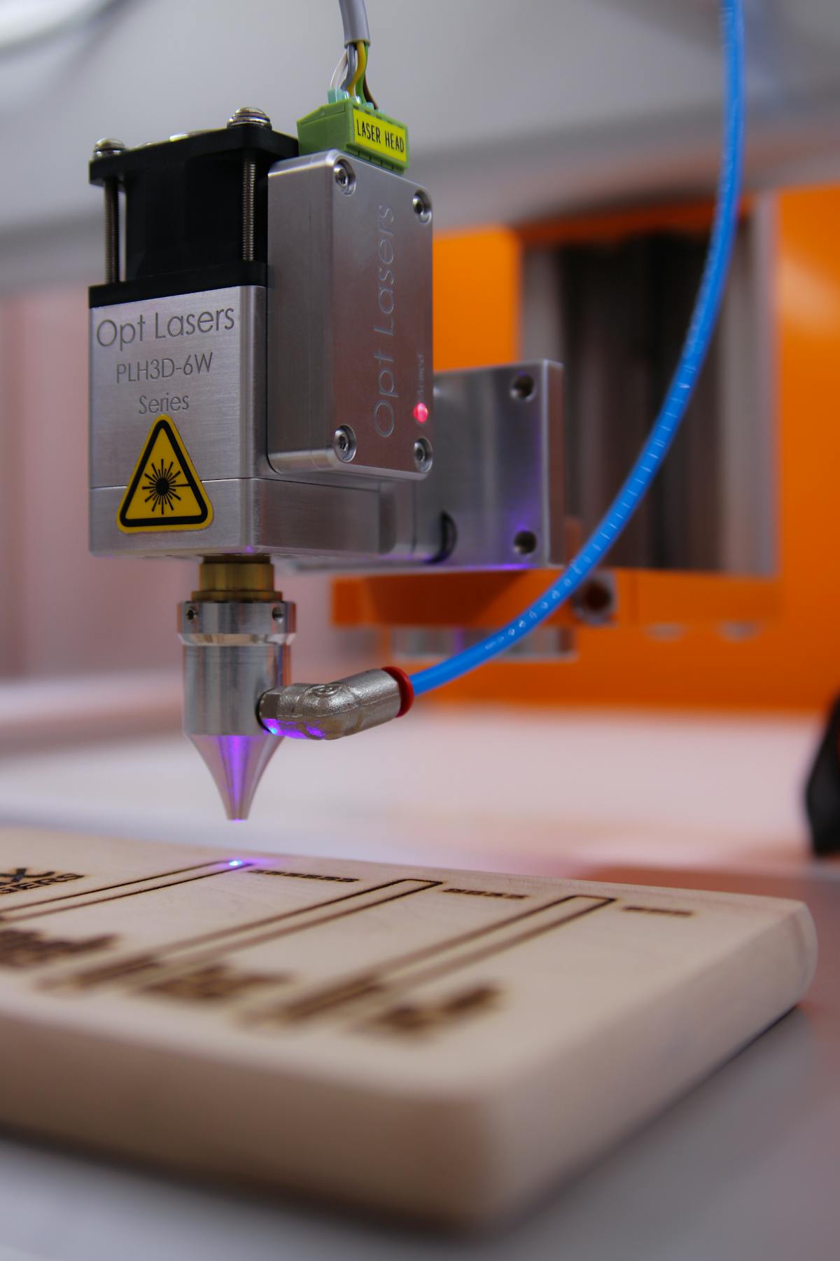 Laserkopf bei der Bearbeitung eines kleinen Werkstücks